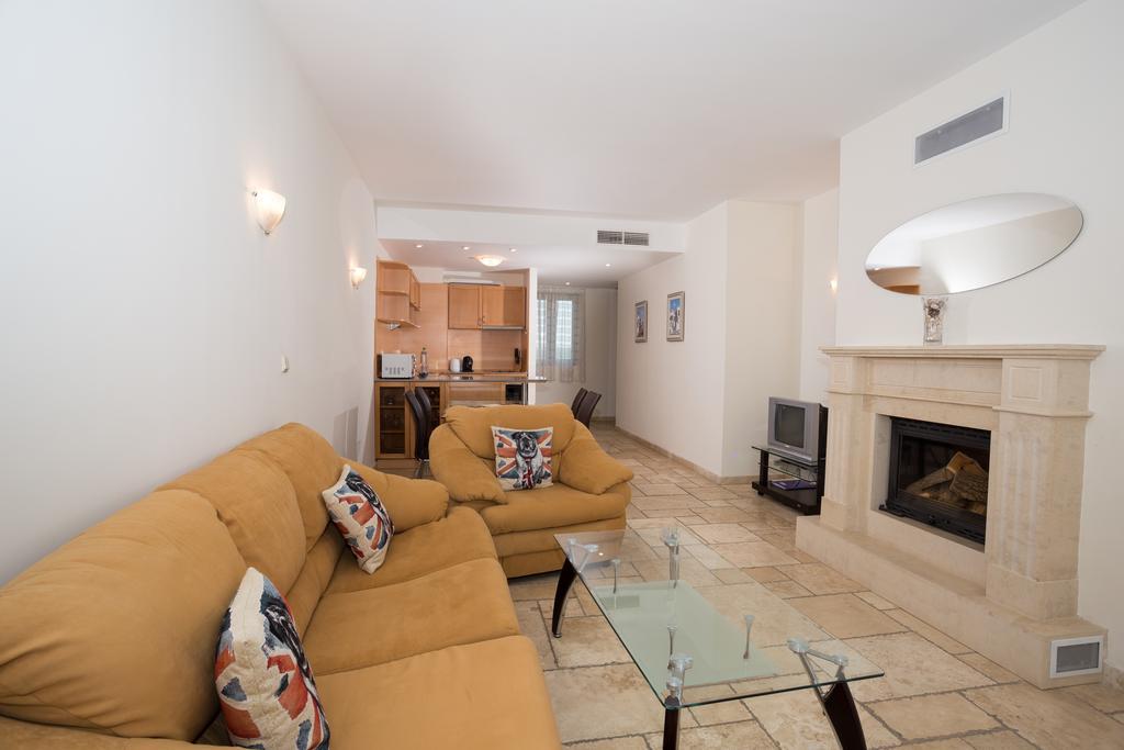 Apartament z 1 sypialnią, balkonem i widokiem na basen